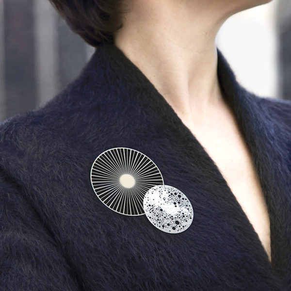 Bijoux Broche Lunar dorée design Tout simplement Made in France